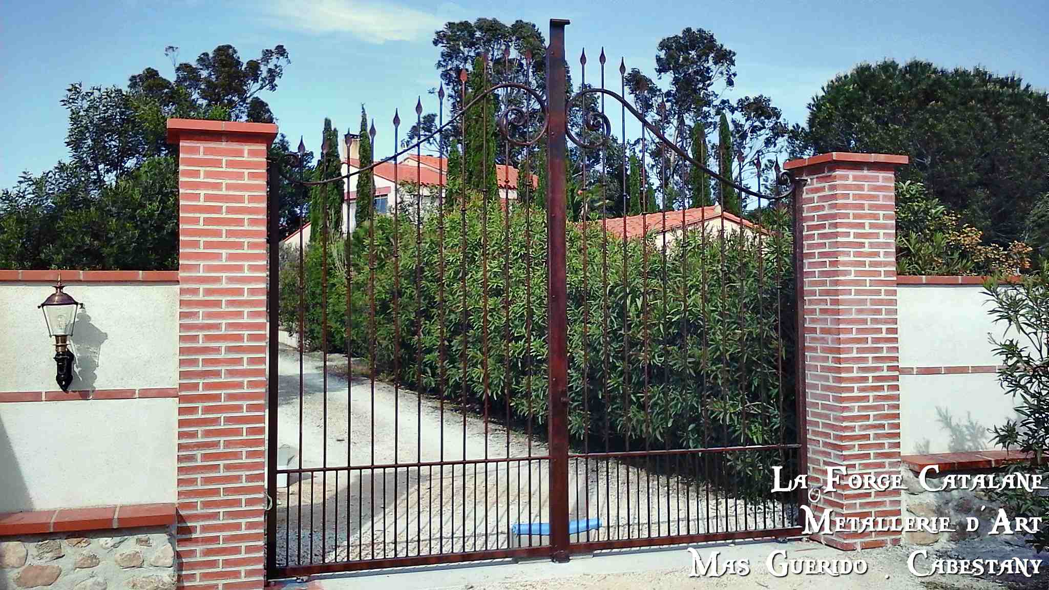 portail ouvrage double volute pointes forgees forge catalane.jpg